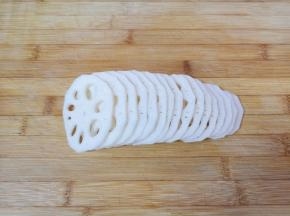 接下来处理蔬菜:莲藕去皮清洗干净切成片，用凉水泡上备用。