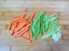 芹菜和胡萝卜分别洗干净切成条。