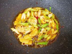 加入麻辣火锅底料炒出香味。