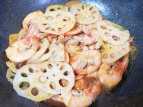 加入半碗开水，放酱油和盐调味，焖炒5-6分钟让虾入味。