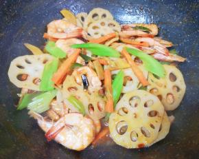 下入芹菜和胡萝卜翻炒至断生，汤汁基本上收干。