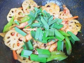 下入蒜苗叶和熟白芝麻翻炒均匀，关火出锅。