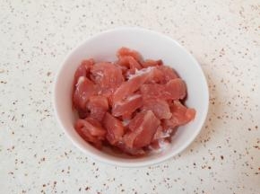 瘦肉洗干净切成片。