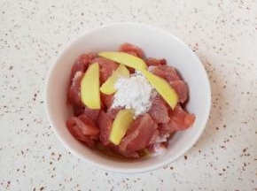 加入料酒、淀粉、生姜片和一点食用油搅拌均匀，腌制15分钟左右。