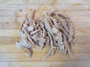 清洗干净切成条。