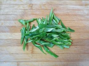 青椒去籽洗干净切成条。