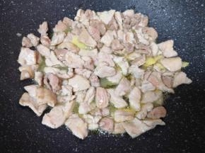 炒锅内倒适量的食用油烧热，下入腌制好的肉片大火炒熟，盛出备用。