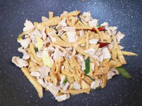 下入炒好的肉片翻炒2分钟左右。