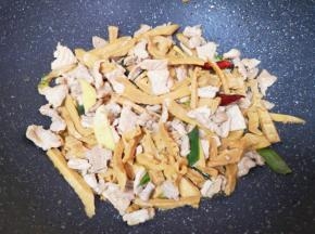 下入炒好的肉片翻炒2分钟左右。