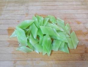 莴笋去皮，洗干净切成片。