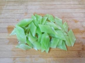 莴笋去皮，洗干净切成片。