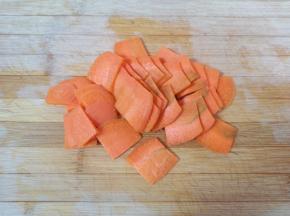 胡萝卜洗干净切成片。