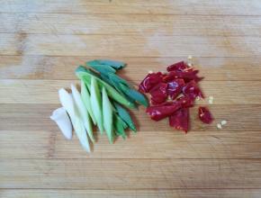 蒜苗洗干净切成段，干红辣椒掰开。