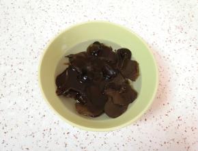 木耳提前泡好，洗干净撕开。