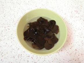 木耳提前泡好，洗干净撕开。