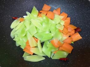 下入莴笋和胡萝卜片。