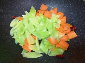 下入莴笋和胡萝卜片。