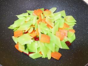 翻炒至莴笋片微微变软。