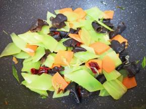 翻炒均匀关火出锅。