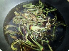 香椿洗净，锅内烧开水，把香椿焯烫一分钟后捞出。