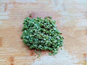 沥干水分，切成碎末，越碎越好。