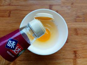 鸡蛋磕入碗中，加入盐、料酒搅拌均匀。
