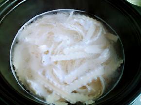 锅内烧开水，把面条煮熟捞出。把配菜，辣椒面码在面条上。