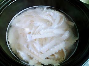 锅内烧开水，把面条煮熟捞出。把配菜，辣椒面码在面条上。