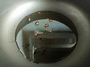 起锅热油，放入花椒粒炸出香味后捞出不要。