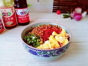 把炒好的鸡蛋码在上面，香椿油泼面制作完成。