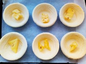 给每个里面放入菠萝块（需用盐水浸泡）。