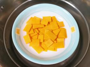 南瓜洗干净切成片，放在盘子里隔水蒸熟。
