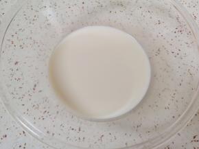 盆里倒入温牛奶，加入糖和发酵粉混合均匀。