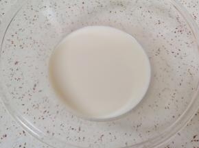盆里倒入温牛奶，加入糖和发酵粉混合均匀。