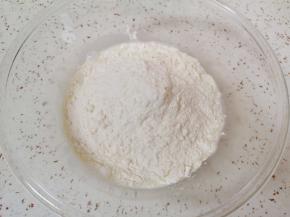 加入中筋面粉。