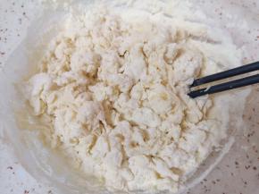 先用筷子搅拌成絮状，再揉成光滑的面团。