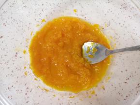 蒸熟的南瓜片从蒸锅里取出，放入盆里用勺子压成南瓜泥。