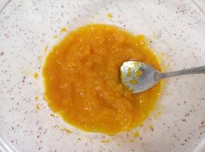 蒸熟的南瓜片从蒸锅里取出，放入盆里用勺子压成南瓜泥。