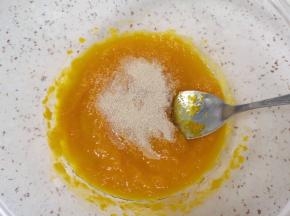晾至温热加入糖和发酵粉搅拌均匀。