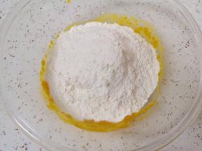 加入中筋面粉。