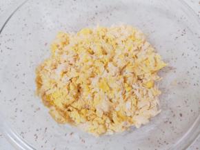 先用手搓成颗粒状，再揉成光滑的面团。