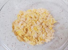 先用手搓成颗粒状，再揉成光滑的面团。