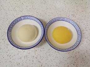 将两种颜色的面团分别放在容器里，盖上保鲜膜发酵至两倍大。