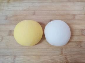 将两种发酵好的面团分别揉光排气。