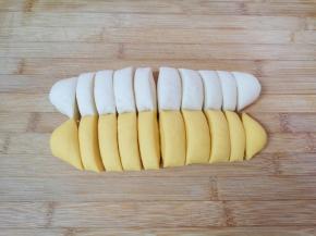 搓成长条分成小剂子（我分了10份，可以做10个香蕉馒头），盖上保鲜膜备用。