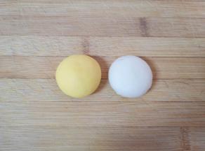 两种颜色的小剂子各取一个揉光滚圆。