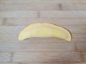 像包饺子一样将边缘捏紧。