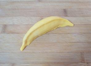 再从侧面分别捏出两条棱角，整形成香蕉的样子。