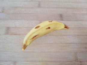 用一个干净的细毛笔沾上之前准备好的可可粉液，随意的刷几下，使香蕉看起来更逼真，依次做完剩下的香蕉馒头。