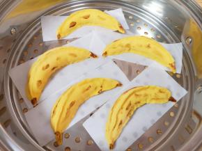 每一个做好的香蕉馒头都放在油纸上，蒸锅内放水放好篦子，将香蕉馒头移至篦子上，盖上锅盖二次发酵10分钟左右，凉水上锅，上汽后转中火蒸12分钟关火，焖5分钟左右出锅。